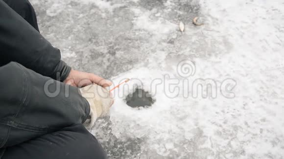 渔人在冬湖冰洞捕鱼视频的预览图