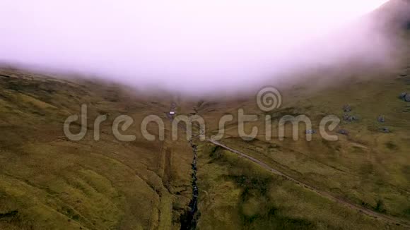 爱尔兰斯利戈郡的格伦伊夫马蹄车道周围的戏剧性山脉视频的预览图