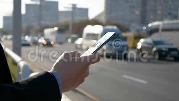 商人手使用手机进行网上商业标记视频的预览图