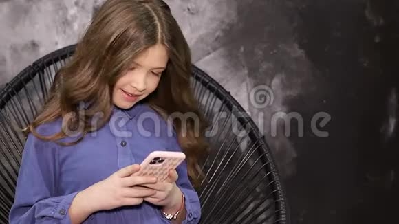 小女孩用她的现代手机拍照视频的预览图