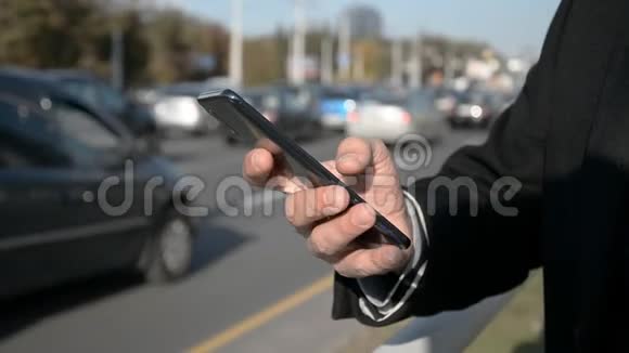 商业概念城市出租车搜索商人手特写和智能手机视频的预览图