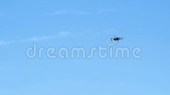 在夏天的天空中飞翔的无人机视频的预览图