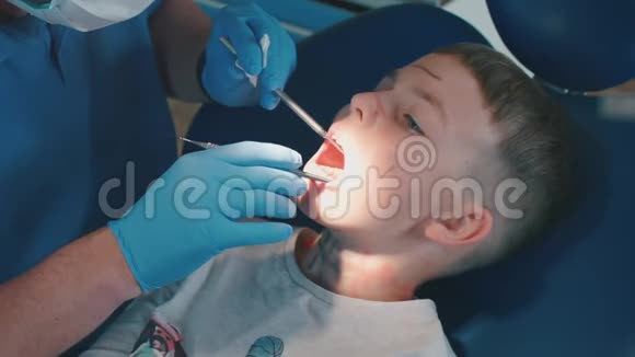 预约牙医医生在医院检查孩子的牙齿视频的预览图