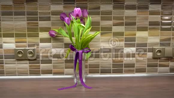 厨房桌子上花瓶里的郁金香装饰着厨房视频的预览图