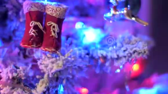 夜间人工圣诞树的近距离照明和装饰视频的预览图