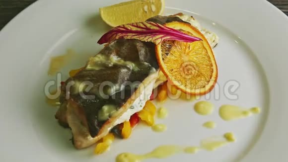 顶部的特写精心装饰的烤海鱼切片辣椒旋转在盘子上视频的预览图