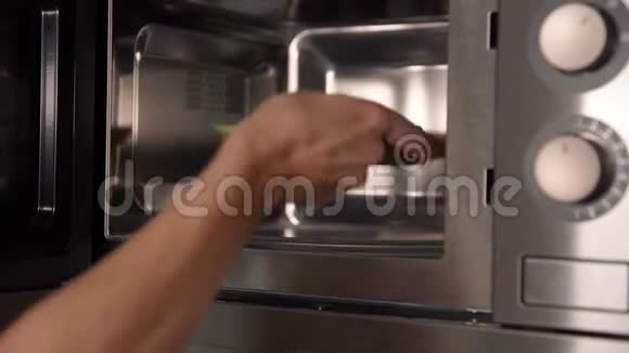 在家里的厨房里用微波炉加热食物视频的预览图