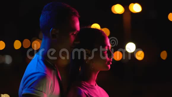 幸福的一对夫妇看着城市的灯火梦想着成功视频的预览图