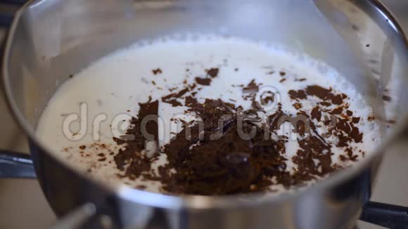 特写液体巧克力与铲子在缓慢运动中混合将白巧克力和黑巧克力与抹刀混合视频的预览图