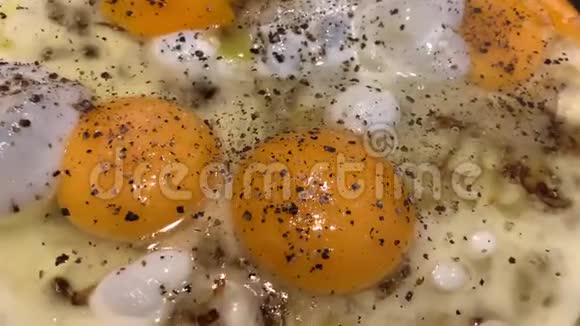 用洋葱黑胡椒液体蛋清聚四氟乙烯煎锅煮鸡蛋的视频视频的预览图