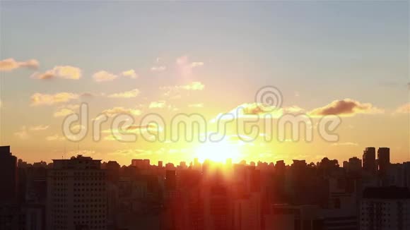 建筑物之间的日出摩天大楼的空中景色和清晨日出的阳光在建筑物之间闪耀视频的预览图