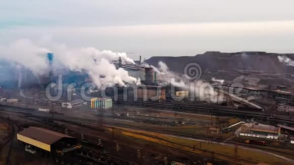 空中飞行全球战争灰色烟雾的高烟囱管道视图烟生态污染工业大气视频的预览图