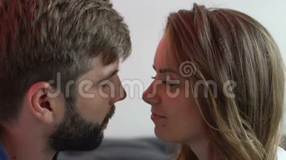相爱的夫妻接吻亲密的亲密浪漫的感情性感的视频的预览图