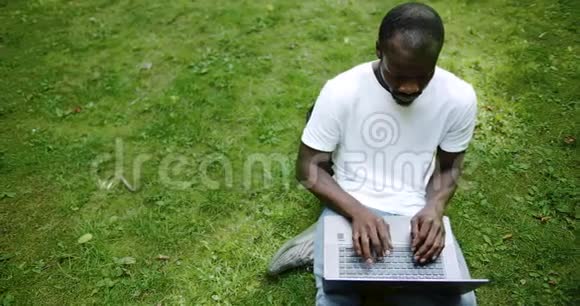 非裔美国人学生在笔记本电脑上打字视频的预览图
