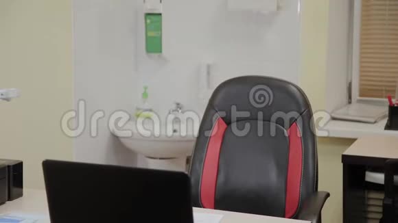 老年医生妇女坐在椅子上做手术视频的预览图