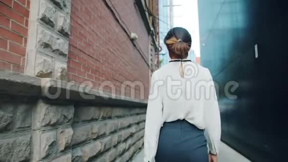 动作缓慢优雅的非裔美国女士走路然后转向相机视频的预览图
