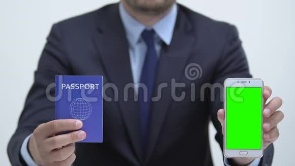 持有护照和带有绿色屏幕的智能手机的经理视频的预览图