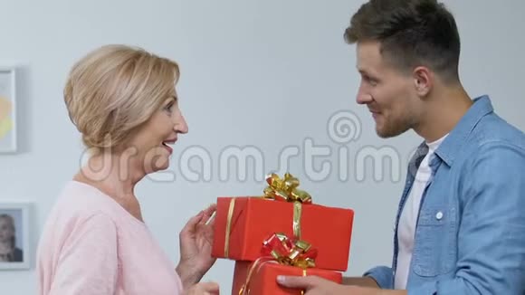 儿子送礼物给母亲妻子看镜头不高兴注意力缺乏视频的预览图