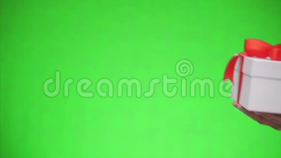 白色礼品盒用红色丝带蝴蝶结系在绿色背景上是孤立的最美好的祝愿快关门复制空间视频的预览图