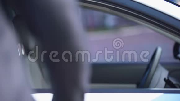 有一群郁金香坐在车里的女人男人想道歉视频的预览图