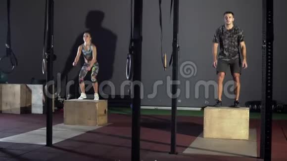 运动员在一个交叉健身的健身房做了一套拳击跳跃视频的预览图