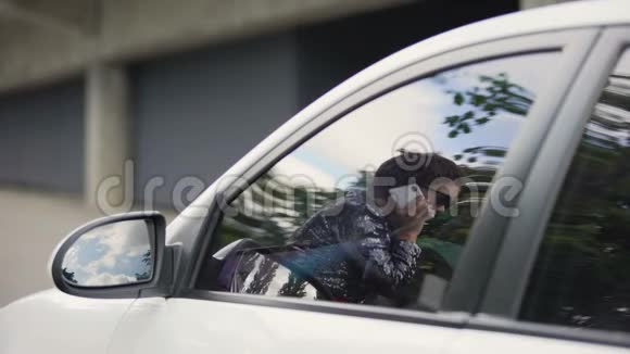 记者从他的车里偷偷拍了一张贵宾女照阴沟新闻轰动视频的预览图