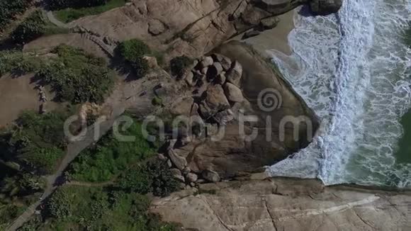 海波和岩石上的鸟瞰图美丽的自然背景阿尔波多山视频的预览图