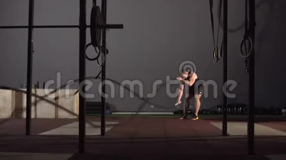 运动的年轻女子在健身房做重绳训练视频的预览图