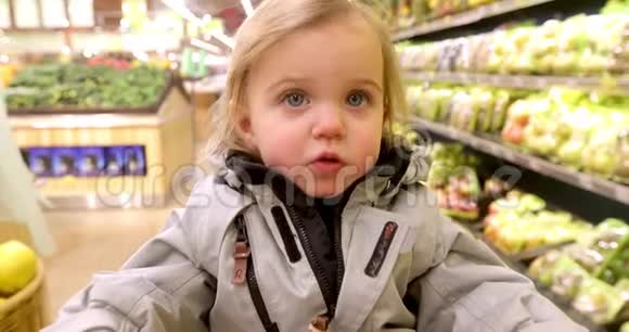 在超市穿暖和夹克的幼儿视频的预览图