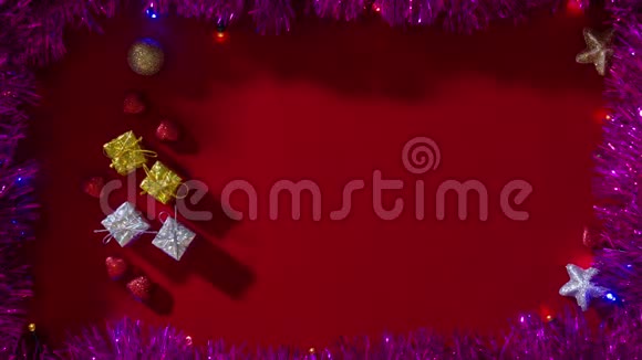 带有小灯和装饰的圣诞礼品包视频的预览图