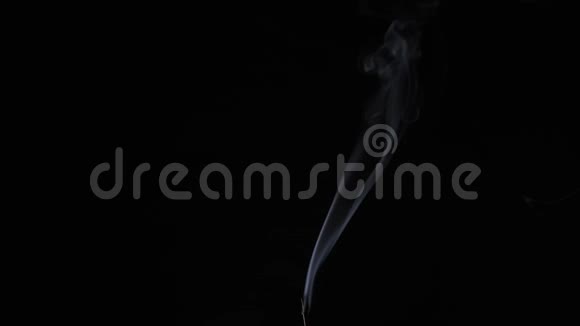 在黑暗中燃烧的单根香棒烟雾视频的预览图