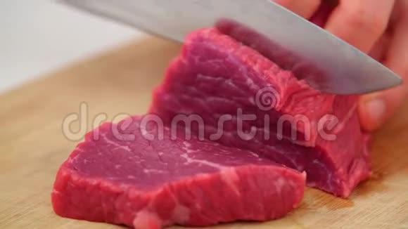 木质板上生肉的慢切视频的预览图