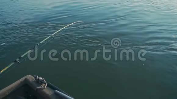 一个垂钓者用一种大而强壮的鱼缓慢活动视频的预览图