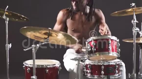 好看的艺术非洲黑人男鼓手乐打鼓视频的预览图