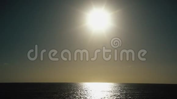 清晨阳光反射的海水视频的预览图