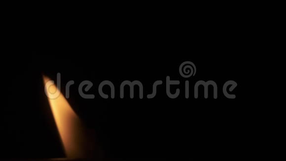 在黑暗中燃烧蜡烛的火焰视频的预览图