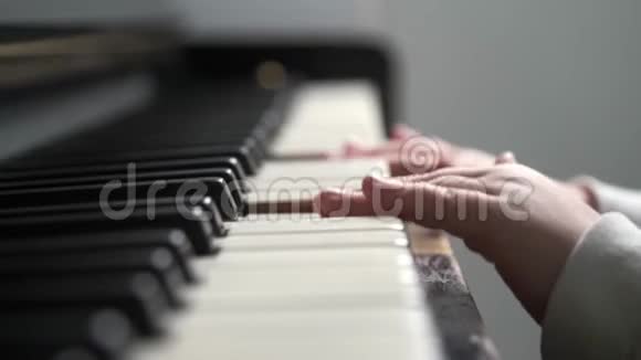 合上的手按钢琴键视频的预览图