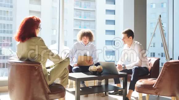三个白种人在办公室有一个商务约会视频的预览图