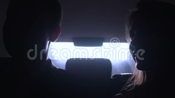 年轻男女在车上交谈夫妻在交通工具上交谈约会视频的预览图