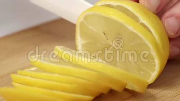 木工板上切割几片柠檬视频的预览图