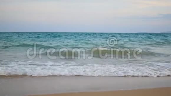 夏天海滩上的海浪视频的预览图