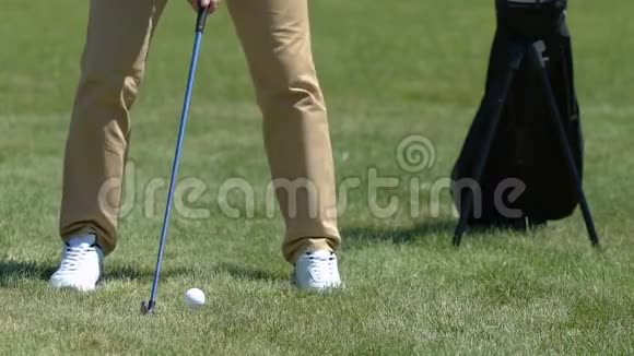 男子高尔夫球手在绿色近洞安全着陆策略视频的预览图