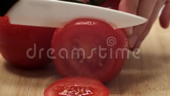 手工切片鲜番茄木制板视频的预览图