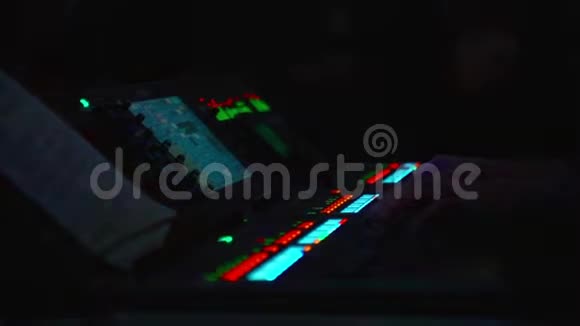 DJ密炼机的特写镜头和他的手夜总会的派对电子音乐慢镜头拍摄视频的预览图