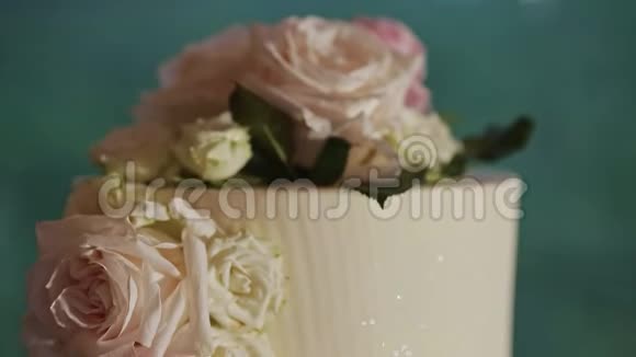 粉色玫瑰白色四层蛋糕上的特写全景视频的预览图