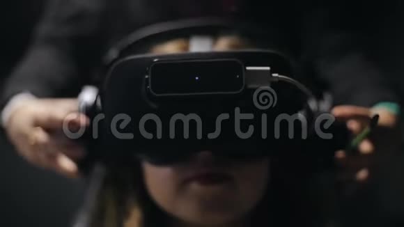 女孩坐在VR眼镜和耳机里视频的预览图