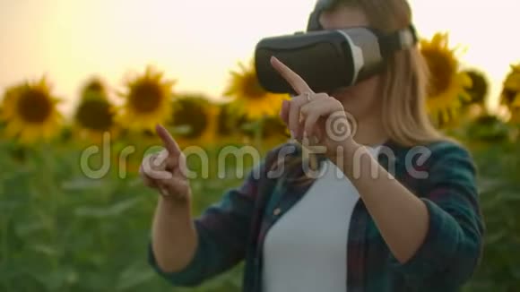 日落时分女孩子正戴着VR眼镜工作视频的预览图