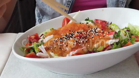 日本鱼糜沙拉视频的预览图