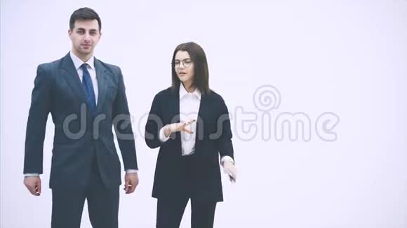 生意伙伴并排站着男人在微笑女人在从她的手掌上一个接一个地扔钞票视频的预览图