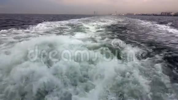 渡船后面的海浪视频的预览图